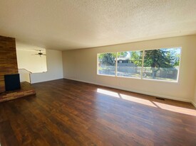 6713 Amber Ave in Klamath Falls, OR - Foto de edificio - Building Photo