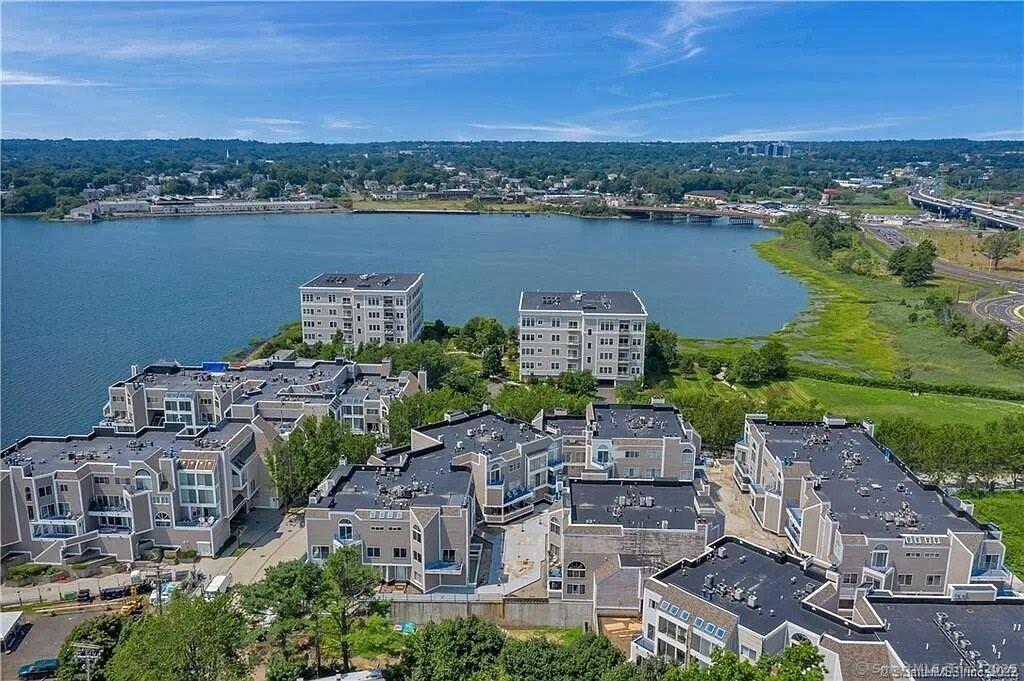 47 Harbour Close in New Haven, CT - Building Photo