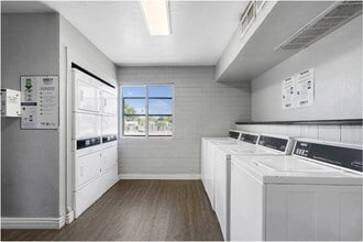 Radius Apartments in Phoenix, AZ - Foto de edificio - Building Photo