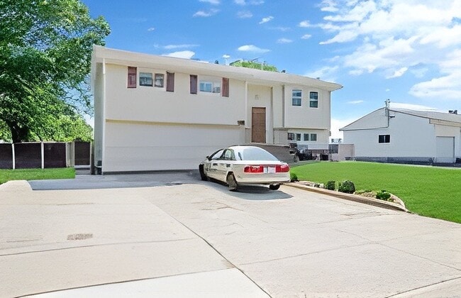 property at 1707 Manatuck Blvd