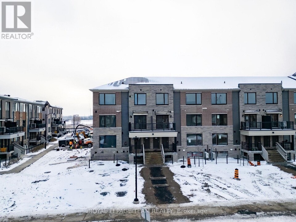 1203 Creekway Private in Ottawa, ON - Building Photo