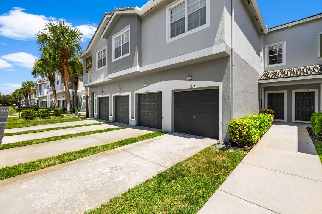 3051 Grandiflora Dr in Greenacres, FL - Building Photo