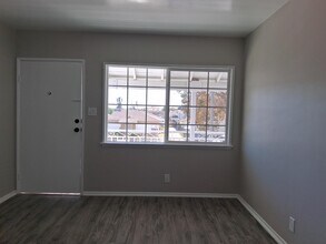 1421 W 84th Pl, Unit 1421 half in Los Angeles, CA - Building Photo - Building Photo