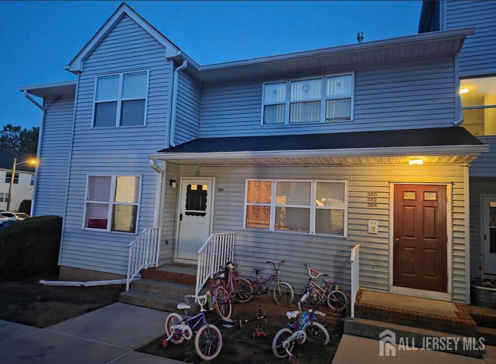 380 Keswick Dr in Piscataway, NJ - Building Photo