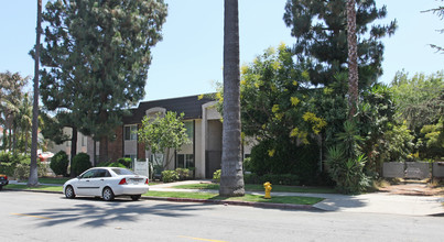 Village Court Apartments in Glendale, CA - Building Photo - Building Photo