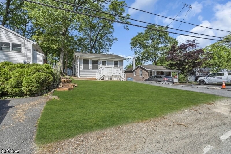 406 Brooklyn Mountain Rd in Hopatcong, NJ - Building Photo