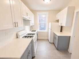 691 Elizabeth Ave, Unit 24 in Newark, NJ - Building Photo