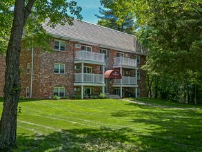 Brook Haven Estates in Attleboro, MA - Foto de edificio - Building Photo