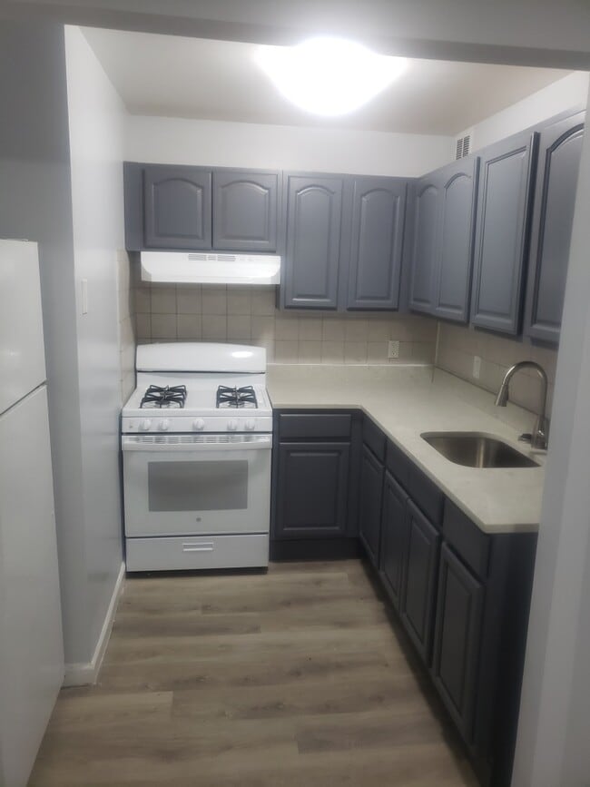 2183 New England Thru, Unit 1