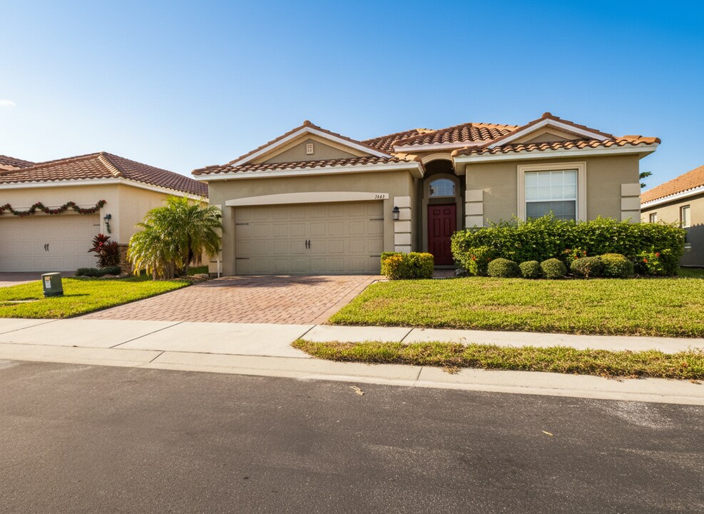 2169 Lakeside Ave in Davenport, FL - Building Photo