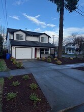 8567 N Charleston Ave in Portland, OR - Building Photo - Building Photo