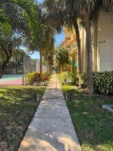 9360 Fontainebleau Blvd in Miami, FL - Building Photo - Building Photo