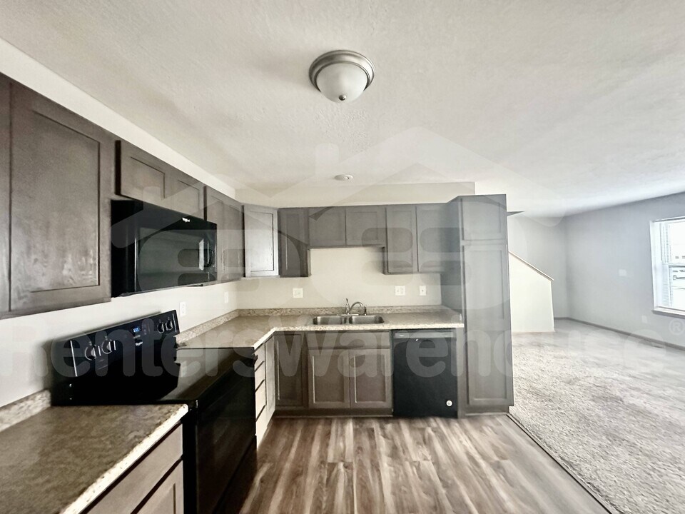 1166 SE Village View Ln in Ankeny, IA - Building Photo