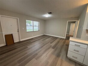 1011 SW 8th St in Hallandale Beach, FL - Building Photo - Building Photo