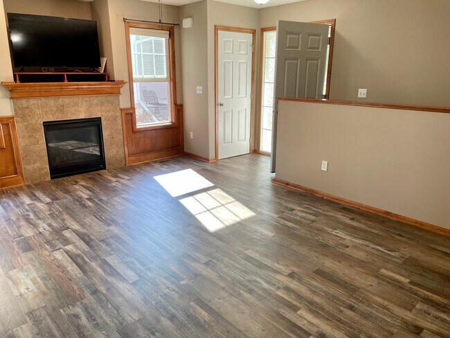 738 NE Spring St in Ankeny, IA - Building Photo - Building Photo