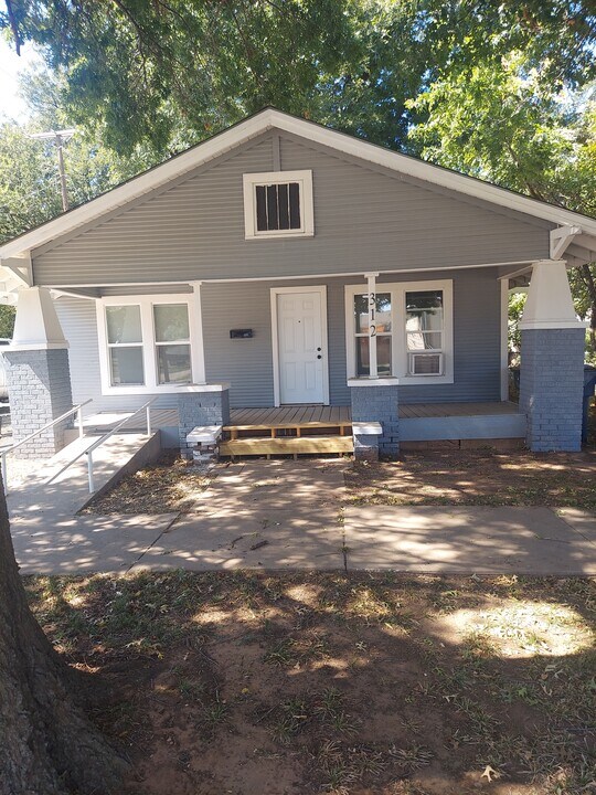 312 S 8th St in Chickasha, OK - Building Photo