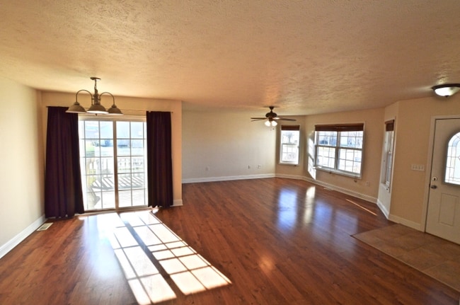 700 Williamson Ave in Chatham, IL - Foto de edificio - Building Photo