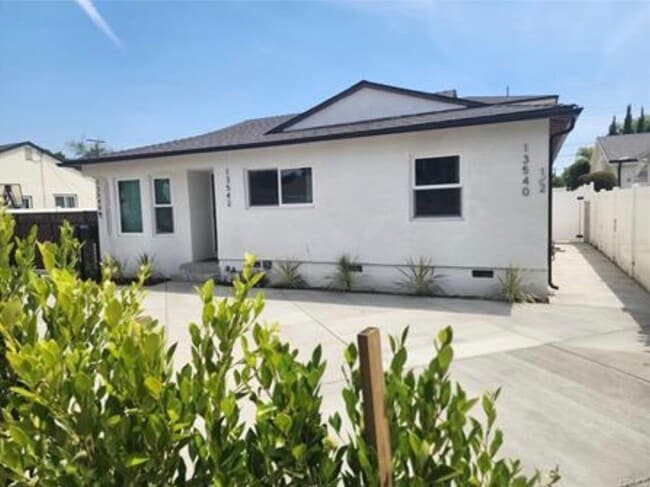 13542 Hamlin St in Van Nuys, CA - Building Photo - Building Photo