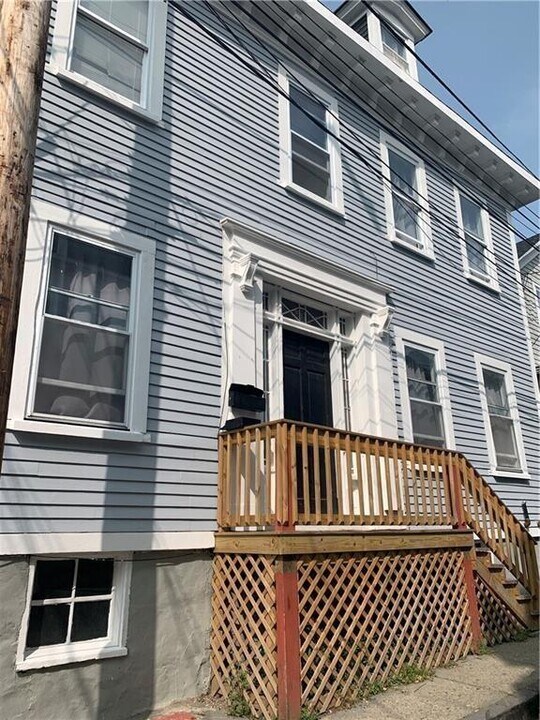 32 Ann St in Newport, RI - Building Photo