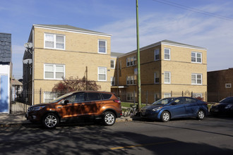 6944 W Diversey in Chicago, IL - Foto de edificio - Building Photo