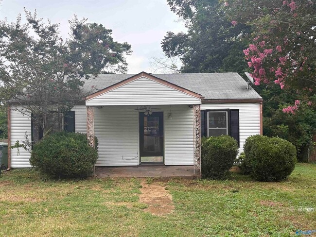 914 Fairway Dr NW