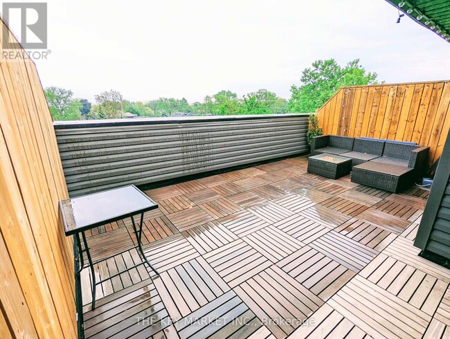 property at 760-760 Lakeshore Rd E