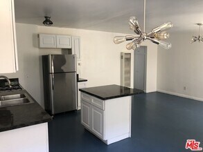 13757 Vanowen St in Los Angeles, CA - Building Photo - Building Photo