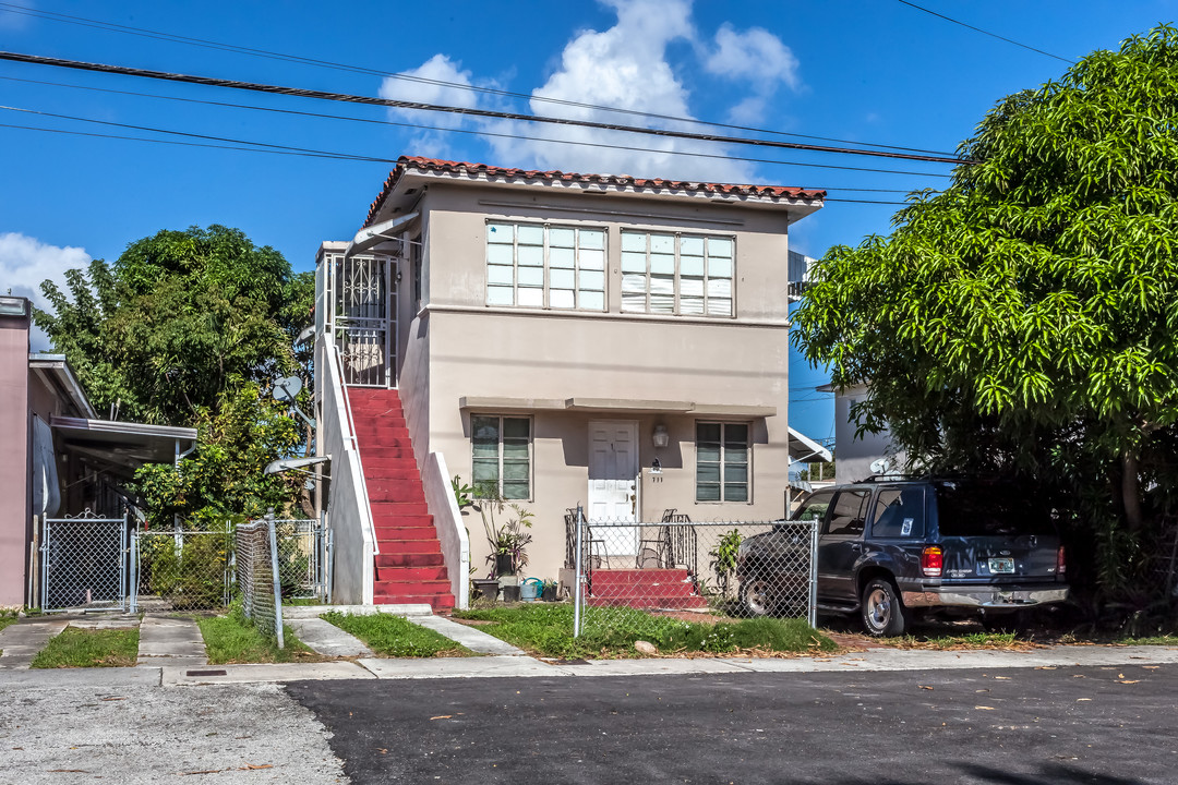 711 SW 11th St in Miami, FL - Building Photo