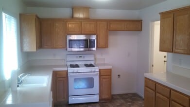 2101 Coughlin Ct in Dos Palos, CA - Building Photo - Building Photo