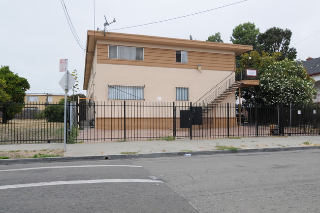 6100 Hayes St in Oakland, CA - Foto de edificio - Building Photo