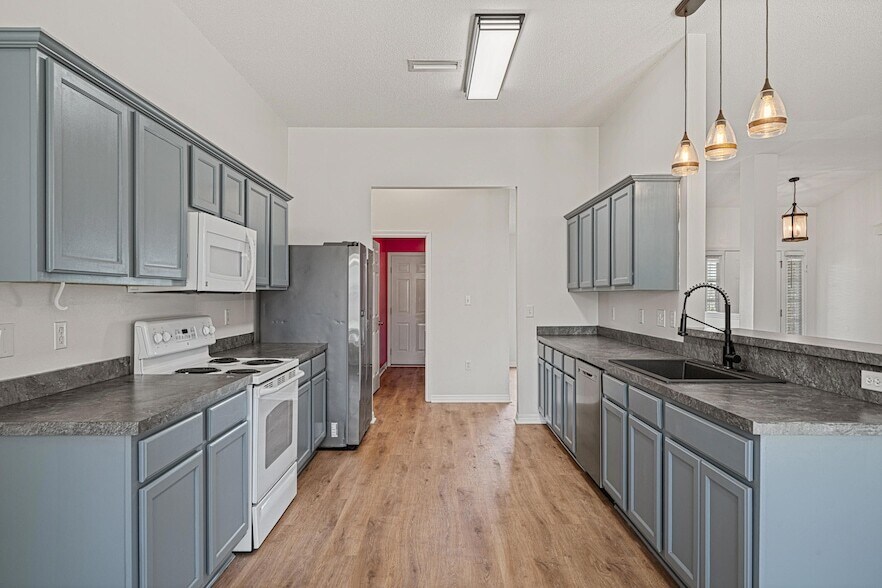 8517 High School Blvd in Navarre, FL - Foto de edificio