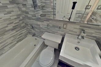 382 E 10th St, Unit 2C in New York, NY - Foto de edificio - Building Photo