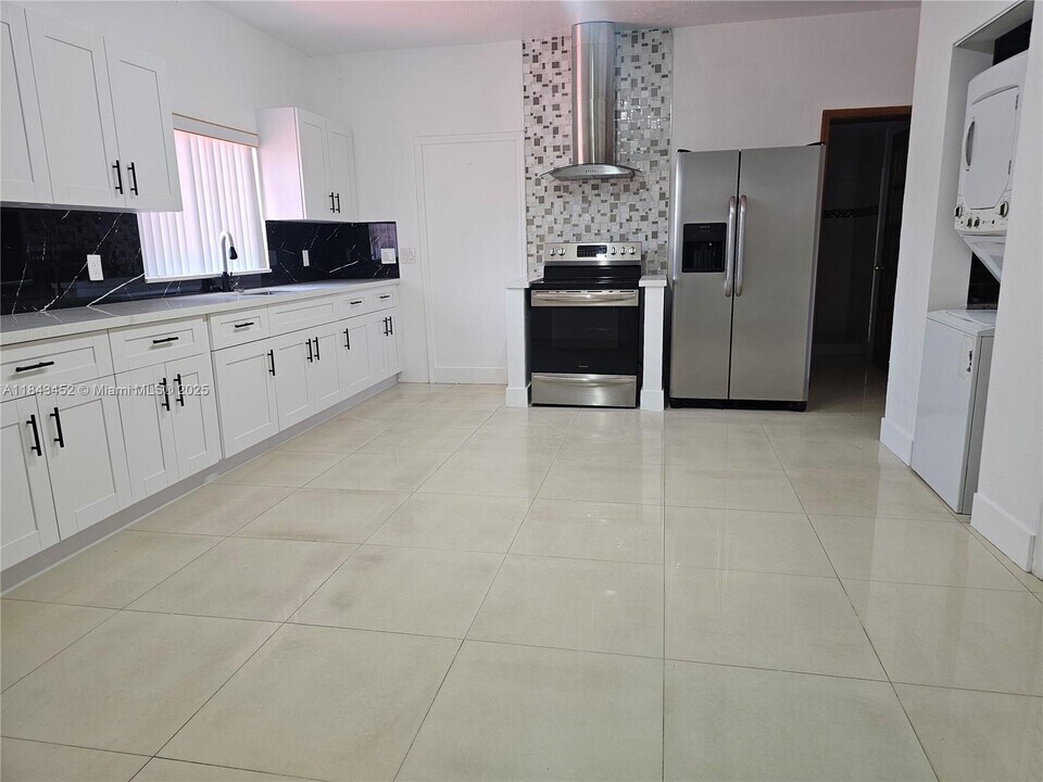 7601 SW 22nd St in Miami, FL - Building Photo