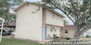 657 E 4th St in Yorktown, TX - Building Photo