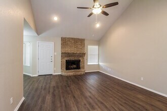 900 Vicksburg Ln in Burleson, TX - Foto de edificio - Building Photo