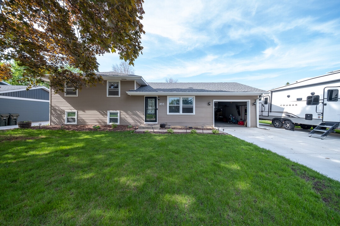 257 Elm Dr in Apple Valley, MN - Building Photo