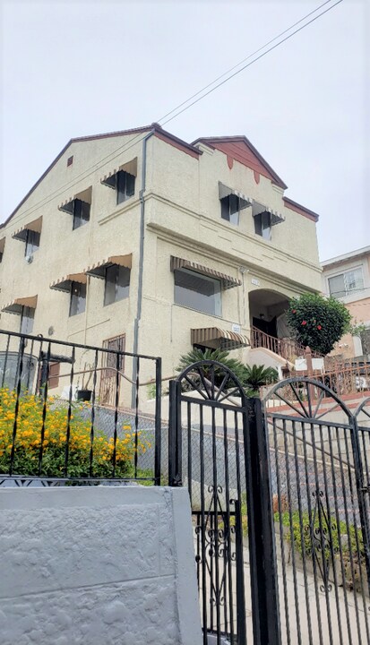 527 N Cummings St in Los Angeles, CA - Building Photo