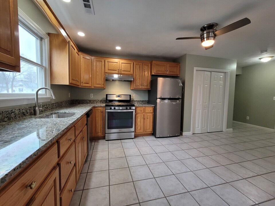 95 Cedar St in Dedham, MA - Building Photo