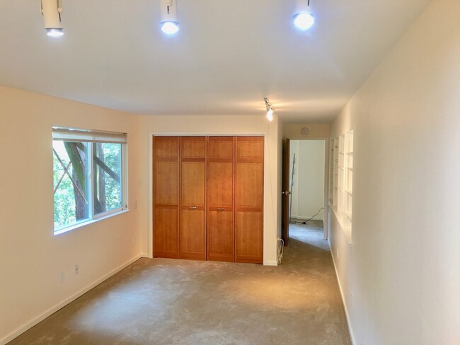 570 Ralston Ave, Unit Thirdfloorlowerunit in Mill Valley, CA - Foto de edificio - Building Photo