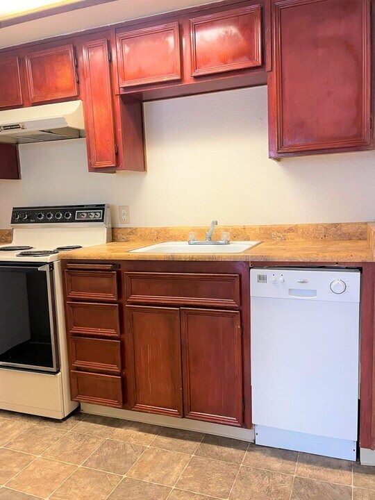 3701 Colonial Dr in Modesto, CA - Building Photo