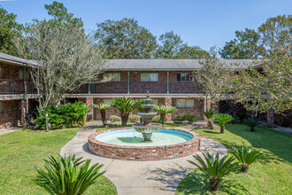 University Courtyard "Camelot" in Hammond, LA - Building Photo - Building Photo