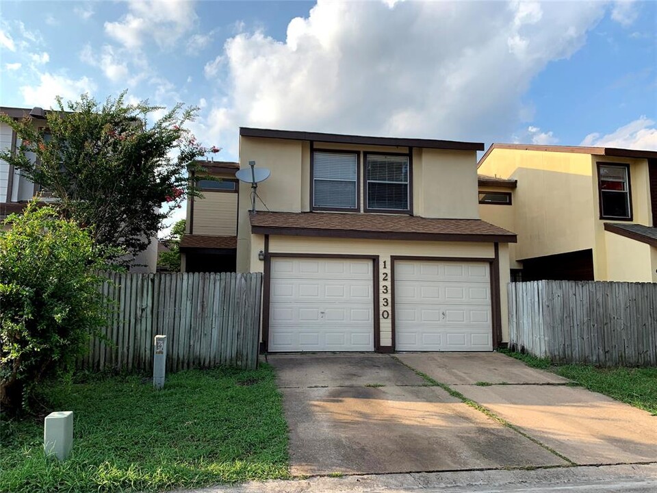 12330 Springcrest Dr in Houston, TX - Building Photo