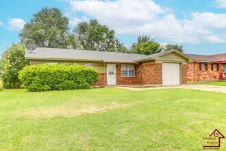 4910 NW Pollard Ave in Lawton, OK - Foto de edificio - Building Photo
