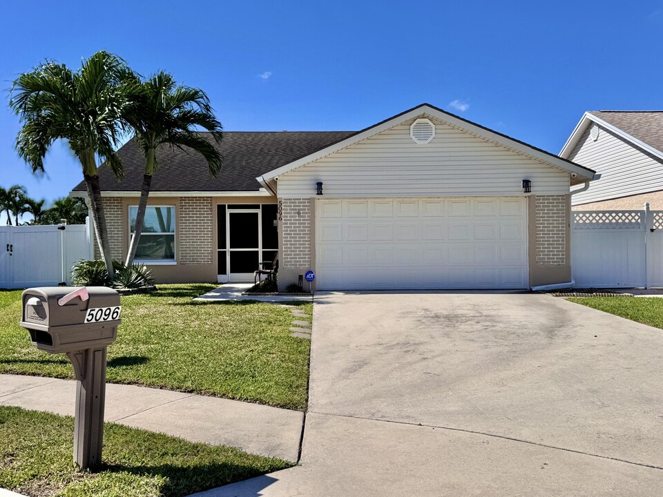 5096 Arbor Glen Cir in Greenacres, FL - Building Photo