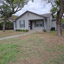 936 Garden St in Kerrville, TX - Building Photo - Building Photo