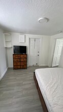 912 8th St, Unit Furnished in West Palm Beach, FL - Building Photo - Building Photo