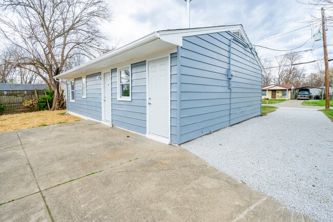 5302 Alba Way in Louisville, KY - Building Photo - Building Photo