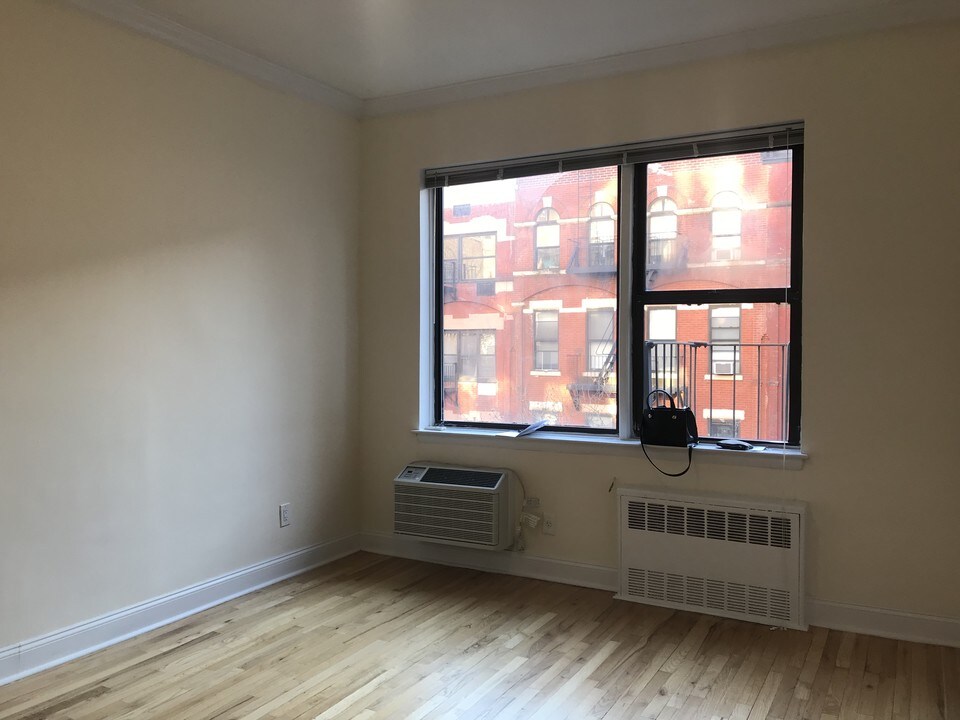 112 E 10th St in New York, NY - Building Photo