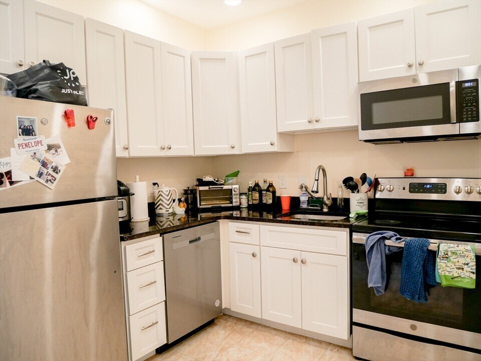 1482 Beacon St in Brookline, MA - Building Photo