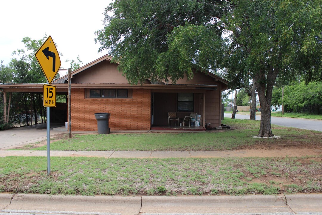 2135 Ave J in Wichita Falls, TX - Building Photo